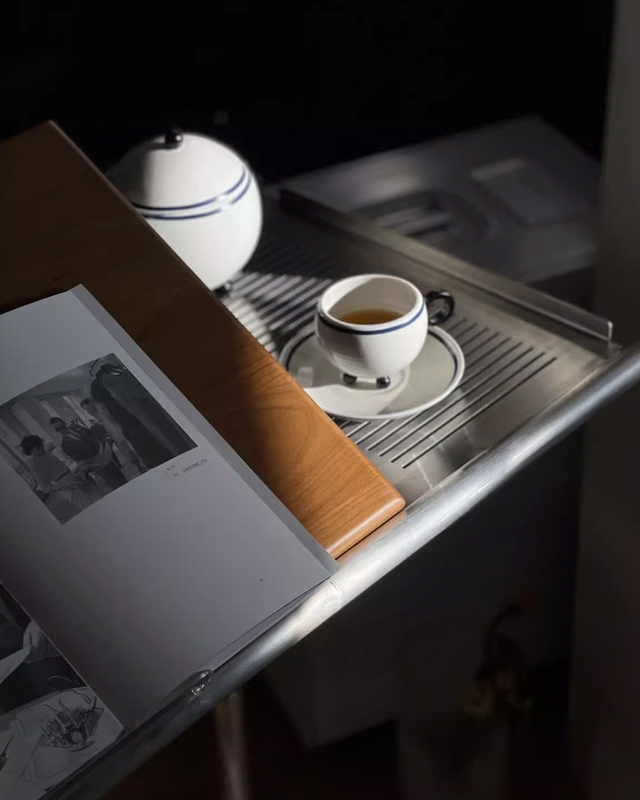 รถเข็นไม้เนื้อแข็งเคลื่อนที่พร้อมล้อ โต๊ะกาแฟ โต๊ะข้างปรับระดับได้ - Image 8